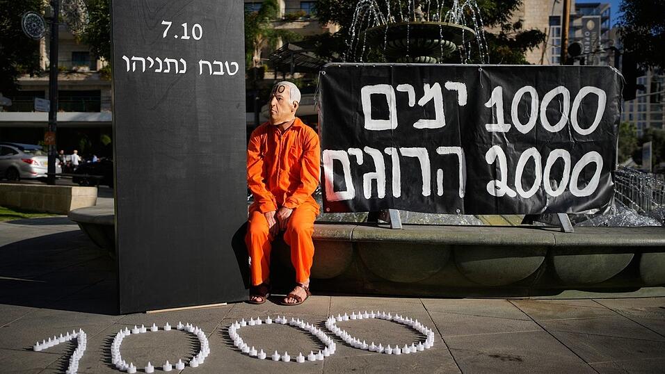 Ein Demonstrant mit einer Maske, die den israelischen Ministerpräsidenten Benjamin Netanjahu darstellt, während einer Protestkundgebung 1000 Tage nach dem beispiellosen Hamas-Überfall auf Israel am 7. Oktober 2023. Ein Demonstrant mit einer Maske, die den israelischen Ministerpräsidenten Benjamin Netanjahu darstellt, während einer Protestkundgebung 1000 Tage nach dem beispiellosen Hamas-Überfall auf Israel am 7. Oktober 2023.