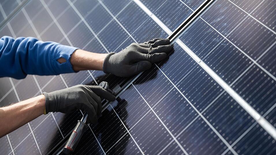 Eine PV-Anlage soll bei einer Hofstelle im Außenbereich errichtet werden. Eine PV-Anlage soll bei einer Hofstelle im Außenbereich errichtet werden.