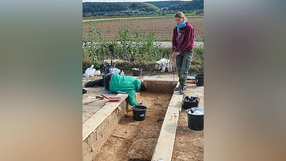 Nur vier Quadratmeter hat das Team um Prof. Thorsten Uthmeier heuer bei Herrnsaal ausgegraben, aber viele Funde geborgen aus der Zeit der ersten Begegnungen des Neandertalers mit dem modernen Menschen. Nur vier Quadratmeter hat das Team um Prof. Thorsten Uthmeier heuer bei Herrnsaal ausgegraben, aber viele Funde geborgen aus der Zeit der ersten Begegnungen des Neandertalers mit dem modernen Menschen.