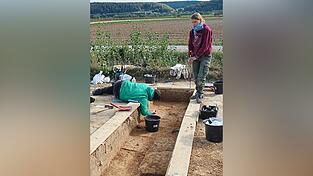 Nur vier Quadratmeter hat das Team um Prof. Thorsten Uthmeier heuer bei Herrnsaal ausgegraben, aber viele Funde geborgen aus der Zeit der ersten Begegnungen des Neandertalers mit dem modernen Menschen. Nur vier Quadratmeter hat das Team um Prof. Thorsten Uthmeier heuer bei Herrnsaal ausgegraben, aber viele Funde geborgen aus der Zeit der ersten Begegnungen des Neandertalers mit dem modernen Menschen.