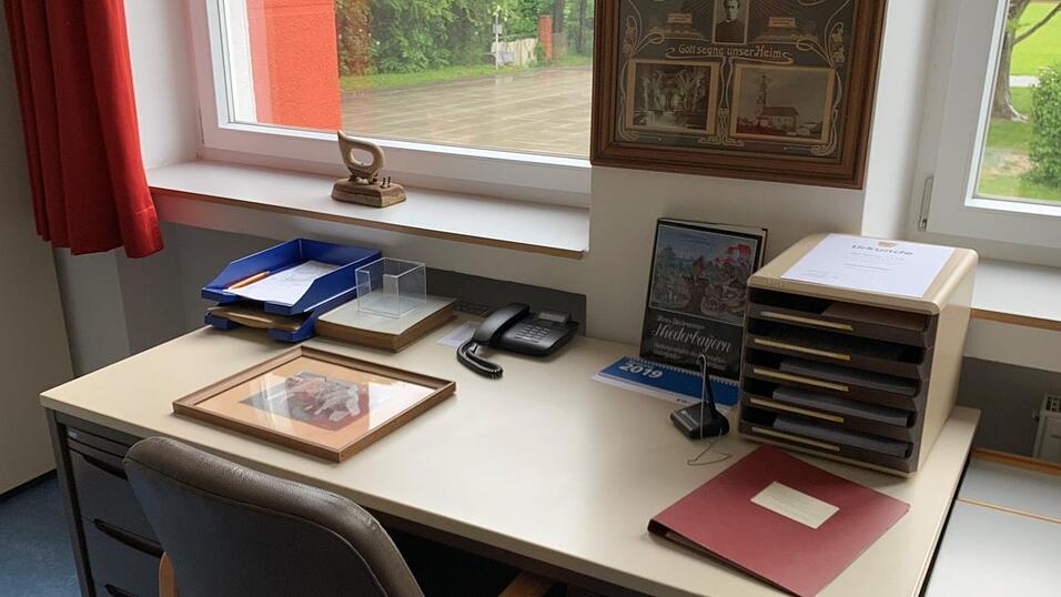 Der Arbeitsplatz. Den Tisch hat sich Thomas Haug aus der Bank in Michaelsbuch mitgebracht.