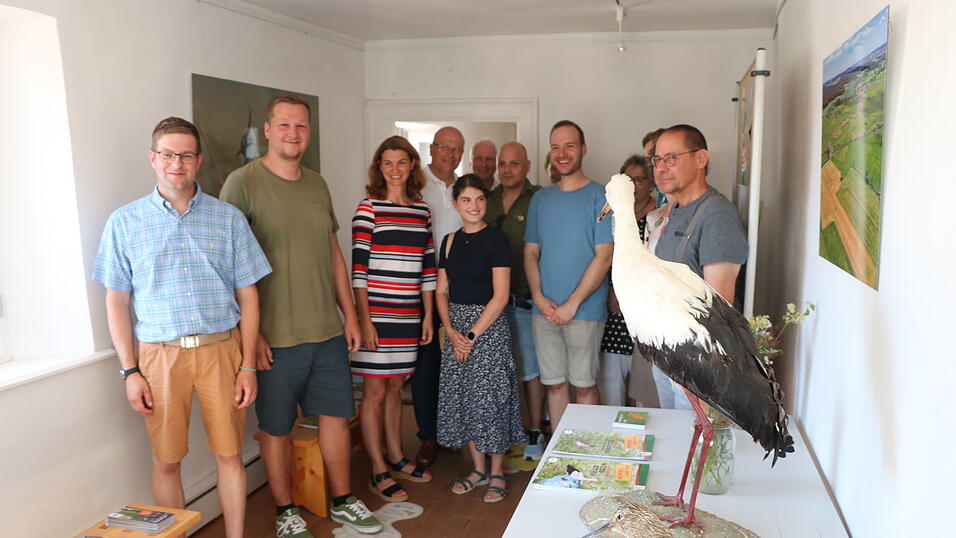 Auch Störche sind in den Laberauen oft zu sehen: Landrätin Tanja Schweiger (3. von links) und Bürgermeister Christian Kiendl (4. von links) eröffneten die Ausstellung im alten Schulhaus. Auch Störche sind in den Laberauen oft zu sehen: Landrätin Tanja Schweiger (3. von links) und Bürgermeister Christian Kiendl (4. von links) eröffneten die Ausstellung im alten Schulhaus.