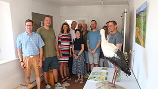 Auch Störche sind in den Laberauen oft zu sehen: Landrätin Tanja Schweiger (3. von links) und Bürgermeister Christian Kiendl (4. von links) eröffneten die Ausstellung im alten Schulhaus.