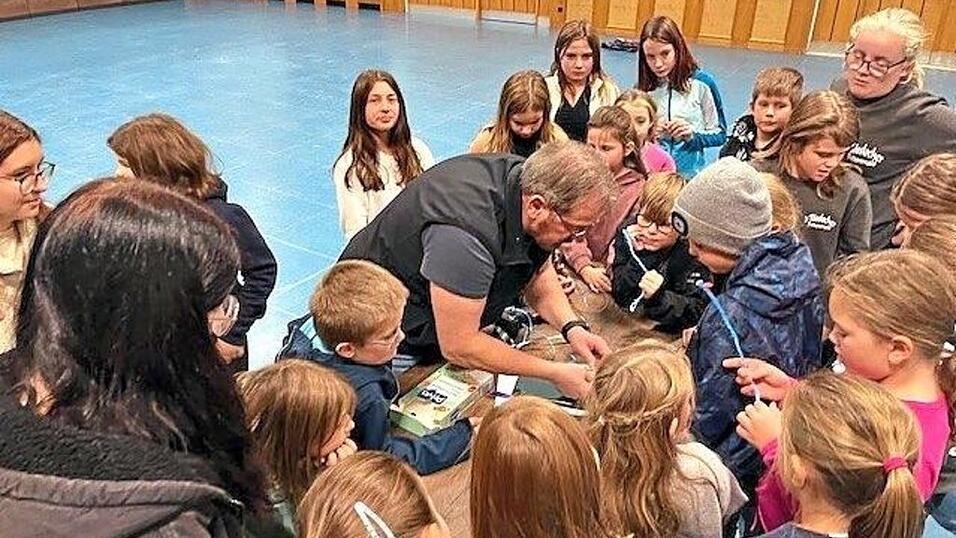 Die Kinder beobachten das Herstellen und Drehen eines Hanfs.