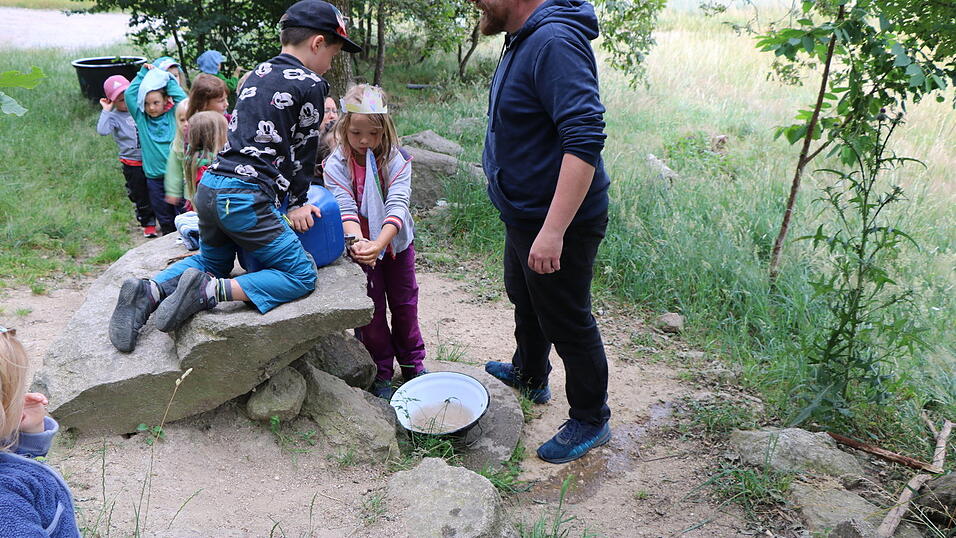Wer braucht schon Strom und flie&szlig;end Wasser, mit dem 'Gluckerkanister' geht es auch.