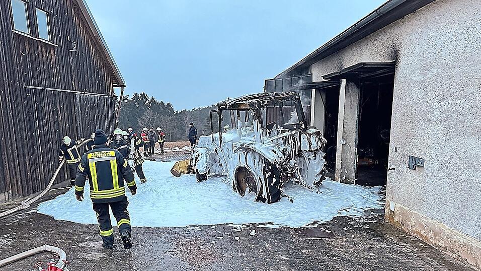 Der Brand ging wohl von einem Traktor aus.