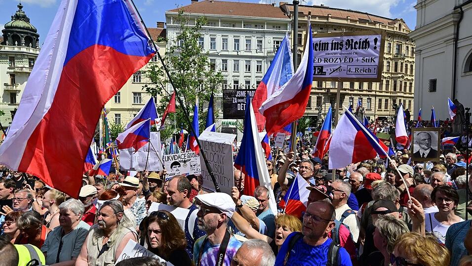 Der Protestmarsch gegen den Sudetendeutschen Tag: Die Polizei schätzt die Zahl der Demonstranten auf rund 2.500. Der Protestmarsch gegen den Sudetendeutschen Tag: Die Polizei schätzt die Zahl der Demonstranten auf rund 2.500.
