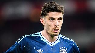 Das blaue DFB-Auswärtstrikot verkauft sich zum WM-Start sehr gut - allerdings gibt es einen kurzfristigen Engpass bei Namen mit dem Buchstaben V - wie etwa bei Kai Havertz. (Archivbild) Das blaue DFB-Auswärtstrikot verkauft sich zum WM-Start sehr gut - allerdings gibt es einen kurzfristigen Engpass bei Namen mit dem Buchstaben V - wie etwa bei Kai Havertz. (Archivbild)