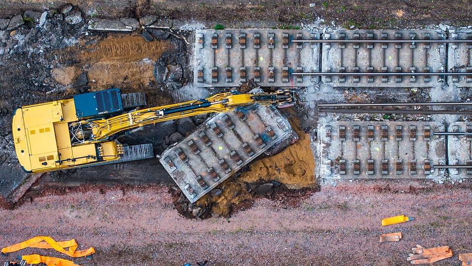 Mit Dutzenden Generalsanierungen will die Bahn das überalterte Schienennetz grundsanieren - doch das Konzept hat viele Gegner. (Archivbild) Mit Dutzenden Generalsanierungen will die Bahn das überalterte Schienennetz grundsanieren - doch das Konzept hat viele Gegner. (Archivbild)