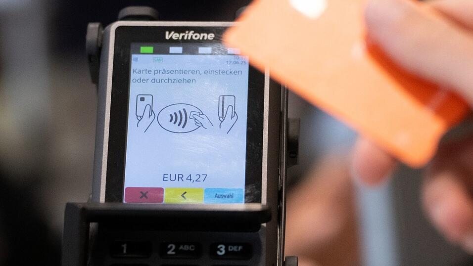 Viele Menschen nutzen zum Bezahlen an der Ladenkasse ihre Bankkarte oder ihr Smartphone. (Symbolbild) Viele Menschen nutzen zum Bezahlen an der Ladenkasse ihre Bankkarte oder ihr Smartphone. (Symbolbild)
