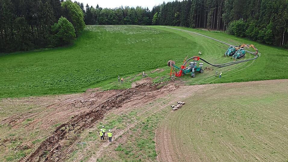 Mit dem Pflugverfahren k&ouml;nnen Kabel g&uuml;nstiger und bodenschonender verlegt werden, als mit dem offenen Verfahren, sagt der Chef der Firma F&ouml;ckersperger aus dem Landkreis Landshut.