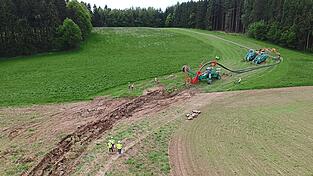 Mit dem Pflugverfahren können Kabel günstiger und bodenschonender verlegt werden, als mit dem offenen Verfahren, sagt der Chef der Firma Föckersperger aus dem Landkreis Landshut. Mit dem Pflugverfahren können Kabel günstiger und bodenschonender verlegt werden, als mit dem offenen Verfahren, sagt der Chef der Firma Föckersperger aus dem Landkreis Landshut.