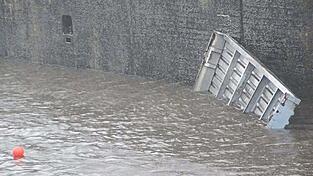 Am Dienstagabend war ungefähr die Hälfte des Wassers aus der Schleusenkammer abgelassen. Das Güterschiff Achim ist aber immer noch unter Wasser, nur eine Abdeckung ragt heraus. Die orange Boje schwimmt über dem Bug. Am Dienstagabend war ungefähr die Hälfte des Wassers aus der Schleusenkammer abgelassen. Das Güterschiff Achim ist aber immer noch unter Wasser, nur eine Abdeckung ragt heraus. Die orange Boje schwimmt über dem Bug.