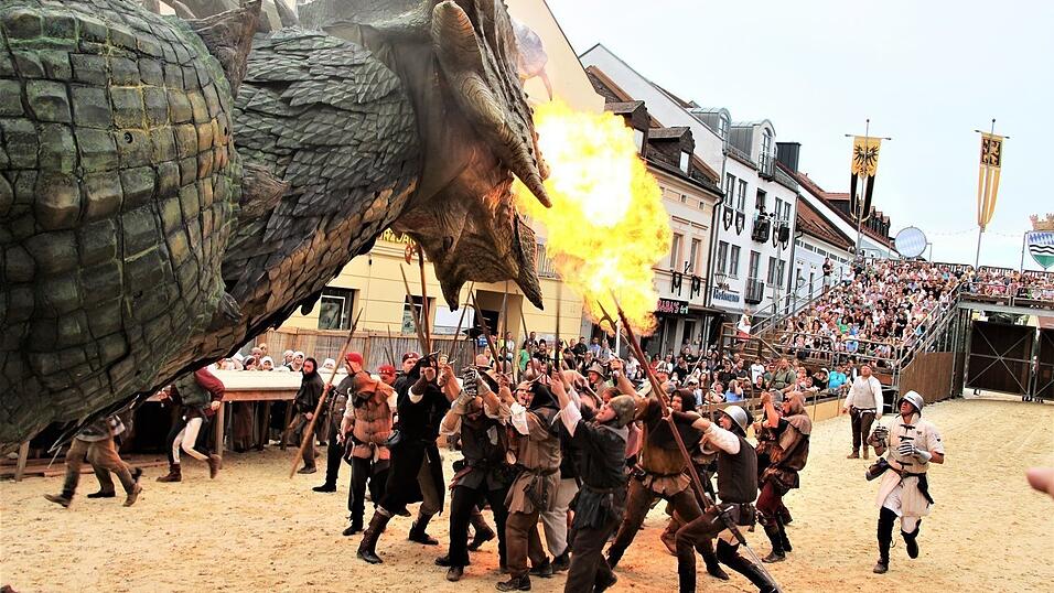 Die Sattelbogener Soldaten k&auml;mpfen gegen den Drachen, bis Ritter Udo angeritten kommt.