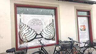 Passanten wundern sich in der Unteren Bachgasse &uuml;ber den riesigen BH im Orph&eacute;e-Schaufenster.