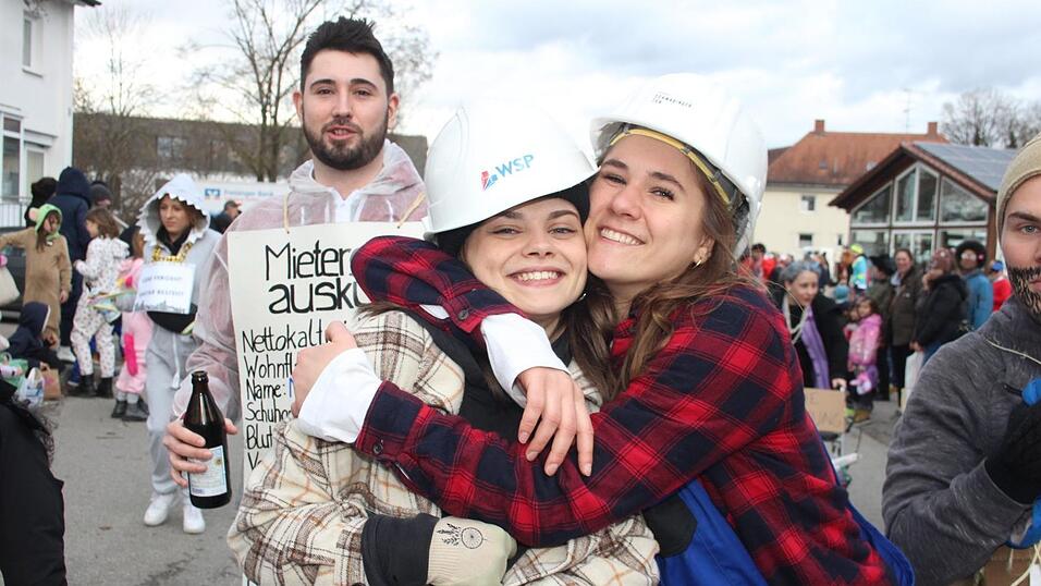 Viele Faschings-Fans haben sich am Samstag den Umzug in Langenbach angesehen. Viele Faschings-Fans haben sich am Samstag den Umzug in Langenbach angesehen.