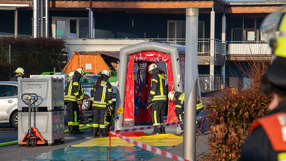 Nach dem Chlorgasaustritt am Elypso waren zahlreiche Einsatzkräfte vor Ort. 