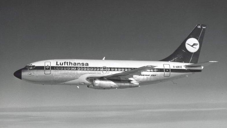 Die Boeing 737 mit dem Kennzeichen D-ABCE hoch in den Lüften. Als „Landshut“ sollte sie es zu Weltruhm bringen, wenngleich unter leider tragischen Umständen. Foto: Deutsche Lufthansa AG Die Boeing 737 mit dem Kennzeichen D-ABCE hoch in den Lüften. Als „Landshut“ sollte sie es zu Weltruhm bringen, wenngleich unter leider tragischen Umständen. Foto: Deutsche Lufthansa AG