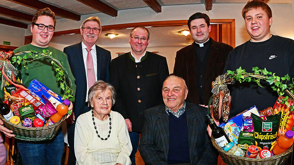 Traditionell bekommen die &auml;lteste Dame und der &auml;lteste Herr aus der Pfarrei Eitting ein Geschenk: Paula Hilger und Alfred Baumann. &Uuml;berreicht wurden die Geschenkk&ouml;rbe von Andreas Heilmeier (l.) und Tobias Groll. Pfarrer Philipp Kielbassa, Klaus Fuchs und B&uuml;rgermeister Georg Wiester (v.r.) gratulierten.