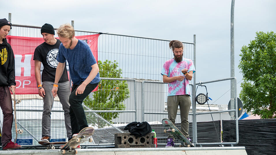 Auch am Samstag sind die Besucher auf dem Pfingst-Open-Air gut drauf. (Foto: Susanne Raith) Auch am Samstag sind die Besucher auf dem Pfingst-Open-Air gut drauf. (Foto: Susanne Raith)