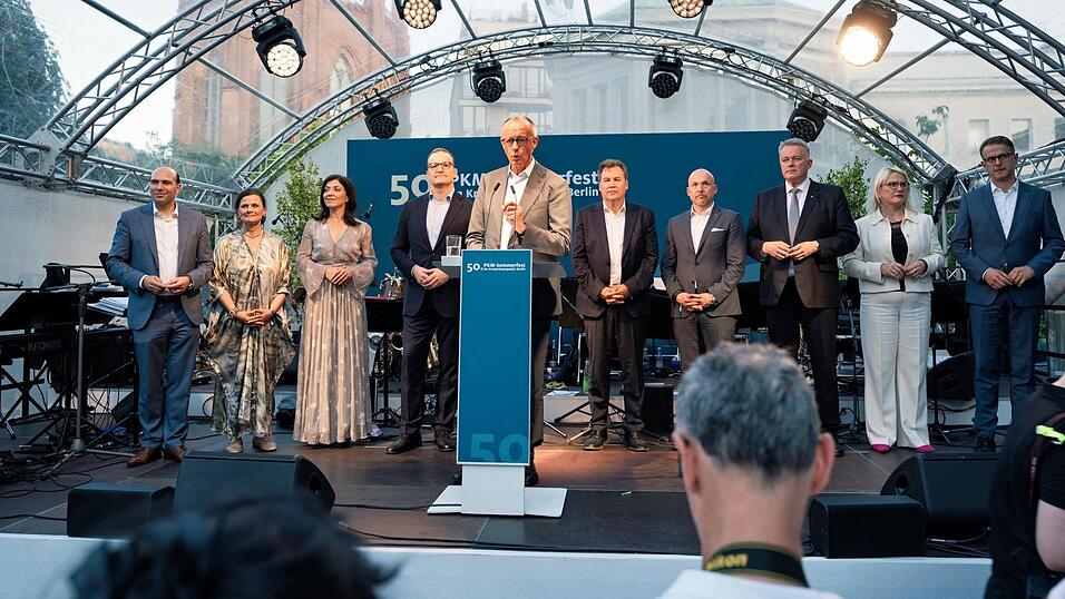 Zufriedener als zuletzt: Unionsfraktionschef Jens Spahn (4. v. l.), Kanzler Friedrich Merz (5. v. l.) und der PKM-Vorsitzende Christian von Stetten (6. v. l.)