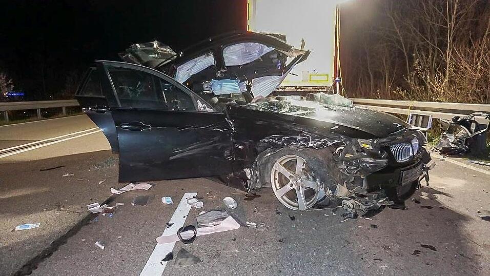 Auf der B20 bei Straubing hat sich am Mittwochabend ein schwerer Unfall ereignet. Auf der B20 bei Straubing hat sich am Mittwochabend ein schwerer Unfall ereignet.