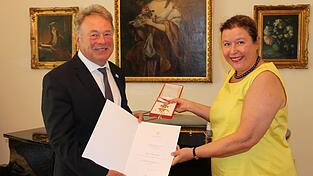 Dr. Eva Maria Ziegler würdigt Helmut Brunners langjährigen Einsatz für Österreich. Dr. Eva Maria Ziegler würdigt Helmut Brunners langjährigen Einsatz für Österreich.