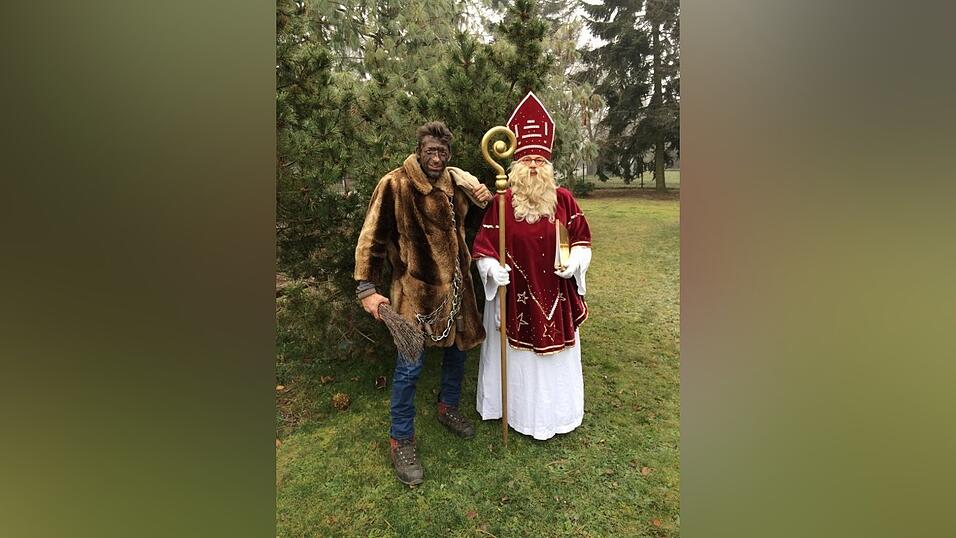 Irmgard Wimmer 2019 als Nikolaus zusammen&nbsp;mit Krampus David Kourim.