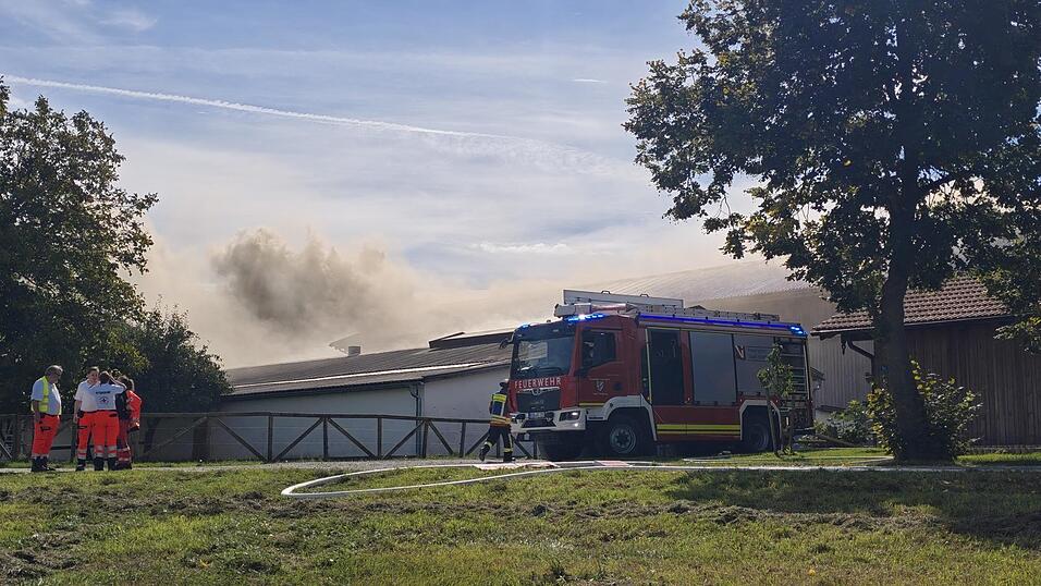 Auf einem landwirtschaftlichen Anwesen bei Vilsbiburg ist am Sonntag ein Feuer ausgebrochen. Auf einem landwirtschaftlichen Anwesen bei Vilsbiburg ist am Sonntag ein Feuer ausgebrochen.
