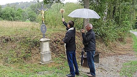 Trotz Regens wurde das wiedererrichtete Flurkreuz gesegnet.