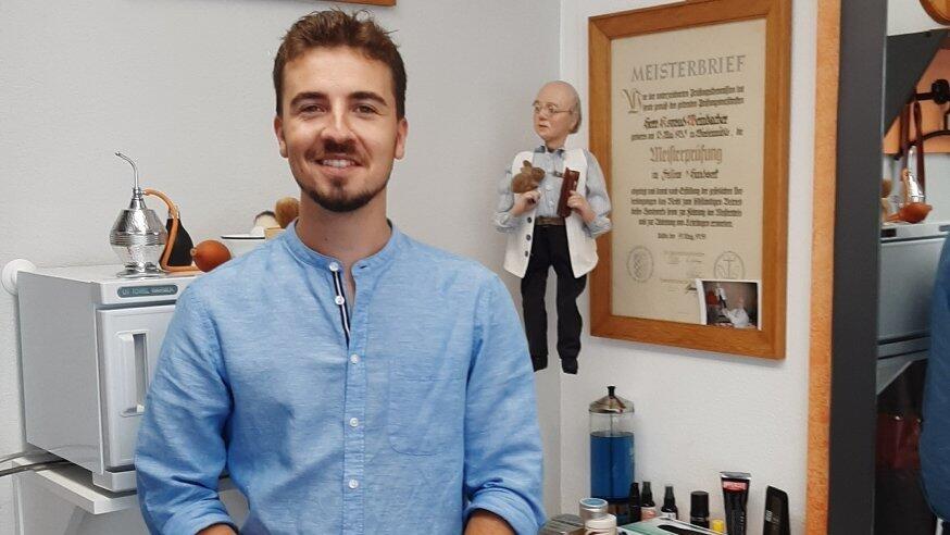Johannes Wiesm&uuml;ller ist seit Juni Friseurmeister.