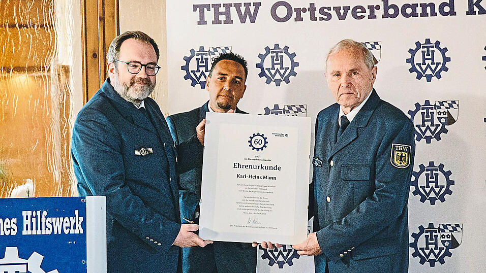 Ehrung f&uuml;r 60 Jahre ehrenamtliche T&auml;tigkeit f&uuml;r Karl-Heinz Mann (rechts) durch Matthias Daszko (Vertreter des THW-Landesverbandes Bayern) und Markus Hofer (Ortsbeauftragter des THW-Ortsverbandes Kelheim).