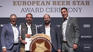 Stellvertretend für das Team nahmen Brauer Markus Beer (Zweiter von links) und Braumeister Bernd Mader (Dritter von links) die Auszeichnung im Rahmen der feierlichen Preisverleihung in München in Empfang.