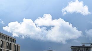 Sonne, Wolken und Schauer - so geht es vorerst weiter beim Wetter.