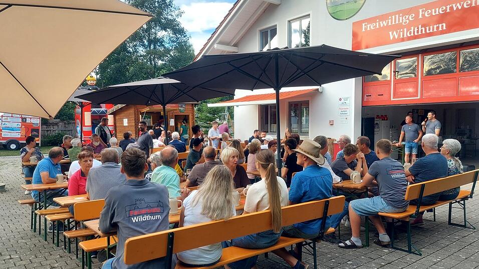 Begrüßung vor der Feuerwehrgerätehaus Begrüßung vor der Feuerwehrgerätehaus