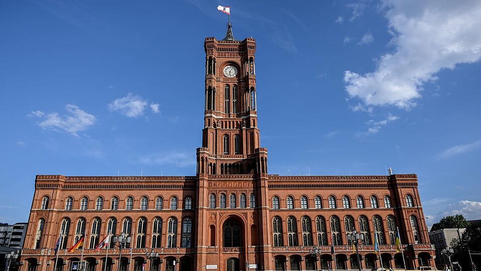 Wer künftig in Berlins Rotem Rathaus regiert, ist derzeit noch offen. (Archivbild) Wer künftig in Berlins Rotem Rathaus regiert, ist derzeit noch offen. (Archivbild)