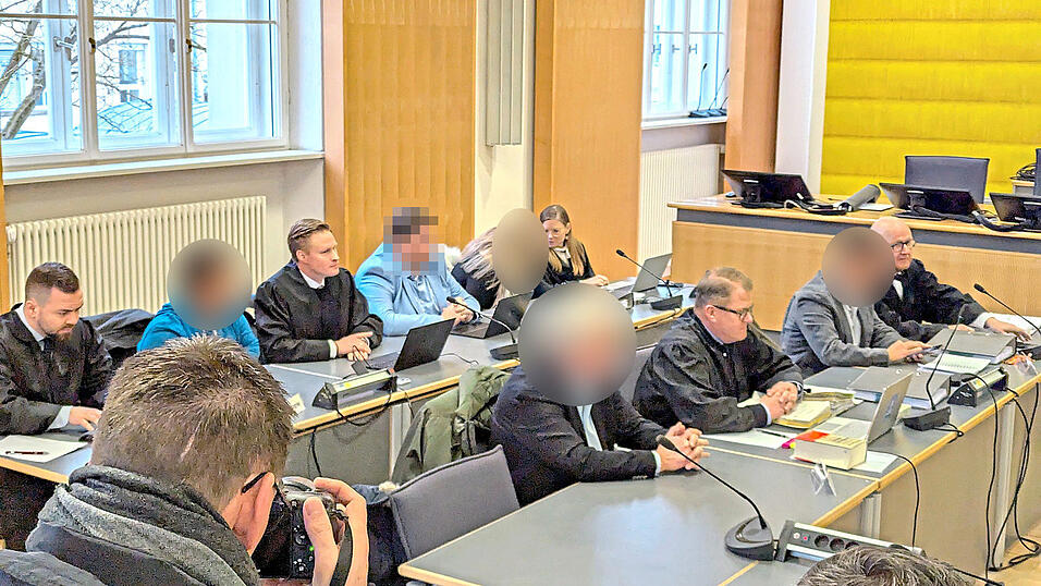 Gegen die zwei Angeklagten in der zweiten Reihe ist das Verfahren schon vorläufig eingestellt und auch die in der ersten Reihe können sich Hoffnungen auf einen „Freispruch zweiter Klasse“ machen. Gegen die zwei Angeklagten in der zweiten Reihe ist das Verfahren schon vorläufig eingestellt und auch die in der ersten Reihe können sich Hoffnungen auf einen „Freispruch zweiter Klasse“ machen.