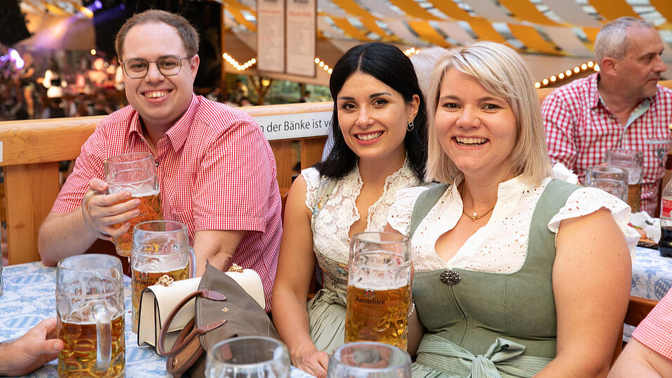Das sind die Partybilder vom Dienstag, 12. August, aus dem Festzelt Nothaft. Das sind die Partybilder vom Dienstag, 12. August, aus dem Festzelt Nothaft.