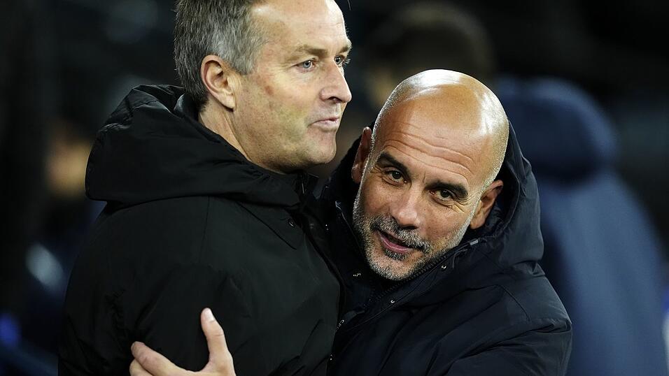 Manchester Citys Trainer Pep Guardiola (r) umarmt Bayer Leverkusens Cheftrainer Kasper Hjulmand vor dem Spiel. Manchester Citys Trainer Pep Guardiola (r) umarmt Bayer Leverkusens Cheftrainer Kasper Hjulmand vor dem Spiel.