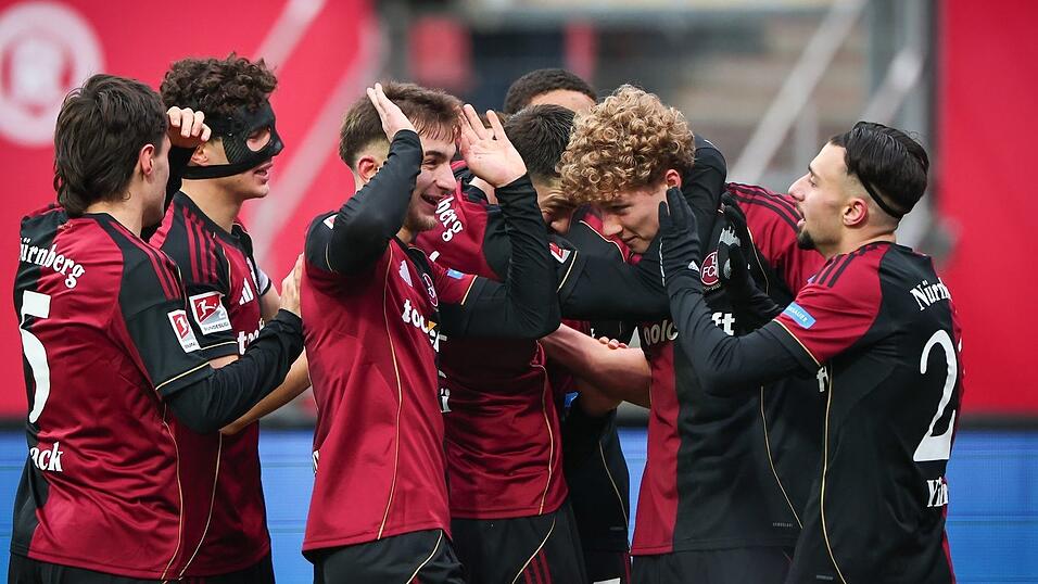 Seine Mitspieler wollen Matchwinner Piet Scobel gar nicht mehr loslassen.