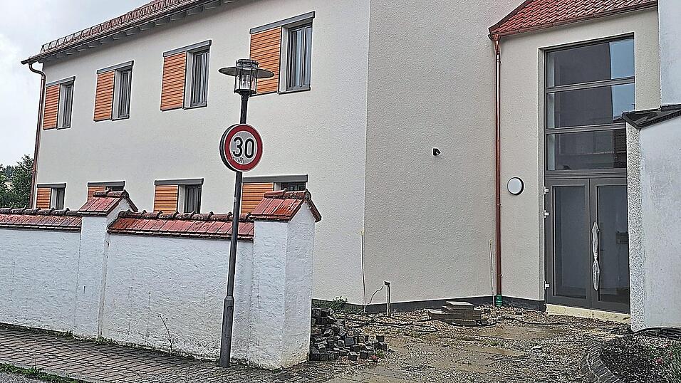Beim Haus der Bürger laufen die Pflasterarbeiten. Beim Haus der Bürger laufen die Pflasterarbeiten.