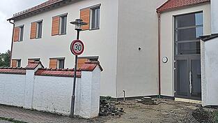 Beim Haus der B&uuml;rger laufen die Pflasterarbeiten.