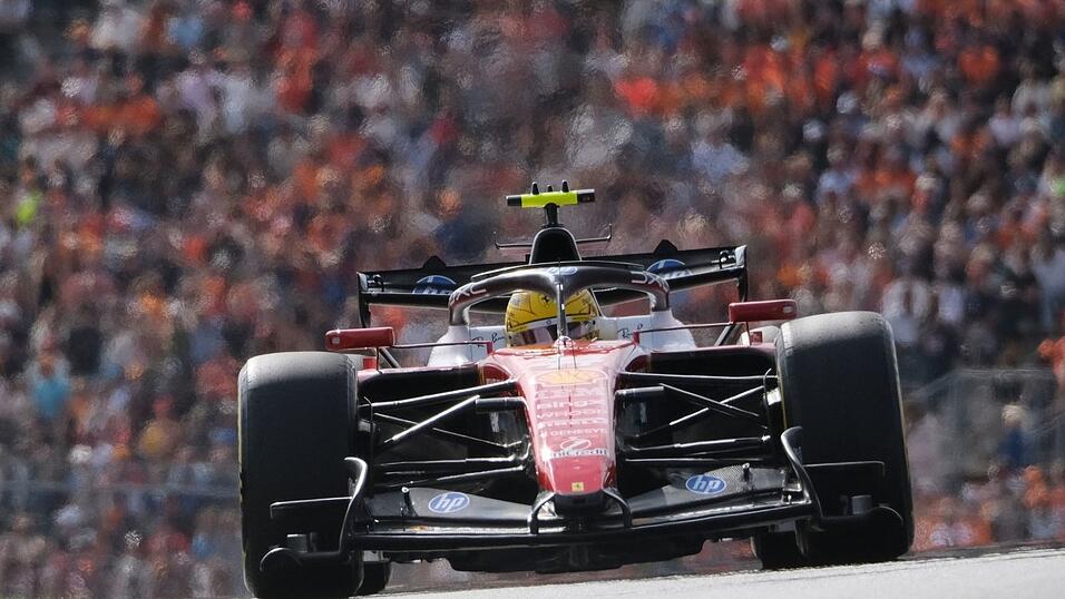 Lewis Hamilton und Ferrari setzen in Monza auf ein Motoren-Update. (Archivbild) Lewis Hamilton und Ferrari setzen in Monza auf ein Motoren-Update. (Archivbild)