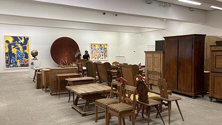 K&uuml;rzlich waren die M&ouml;bel aus dem Haus von Hugo und Anna Mario H&ouml;gner noch in der Eingangshalle des Koenig-Museums untergebracht, was manche verwunderte, aber auch oft auf Interesse stie&szlig;. Mittlerweile ist das Mobiliar wieder aus der Eingangshalle verschwunden.