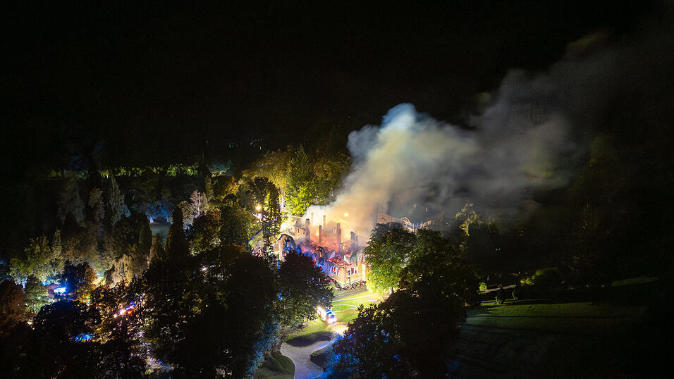 Das alte Jagdschloss in Donaustauf geriet in der Nacht auf Montag in Brand. Der entstandene Schaden dürfte immens sein. 