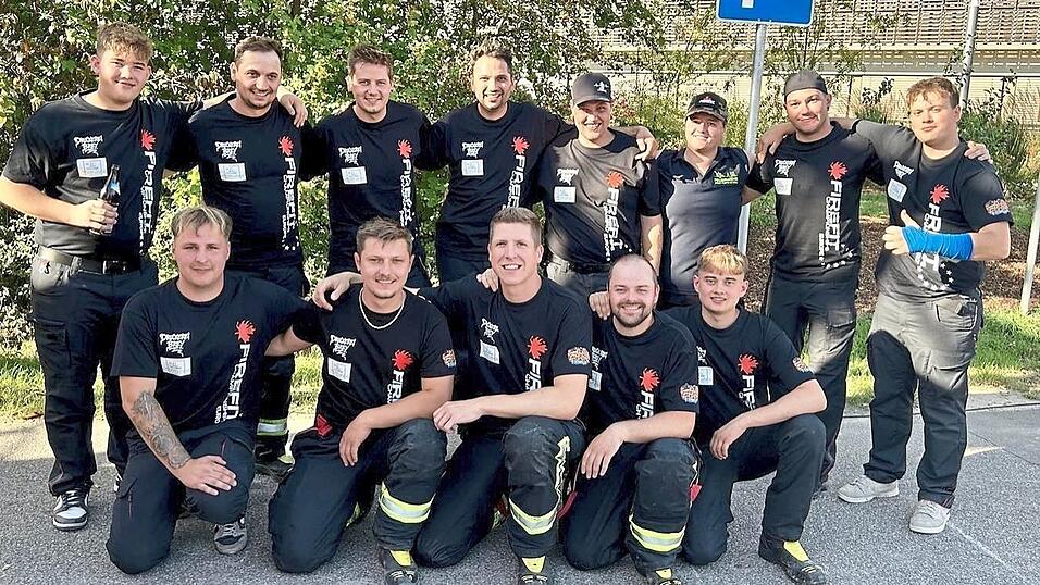 Das Team der Further Feuerwehr mit Unterstützern. Das Gros der beim Wettbewerb angetretenen Grenzstadt-Feuerwehrler ist im Bereicht Atemschutz-Ausbildung für den Landkreis Cham tätig. Das Team der Further Feuerwehr mit Unterstützern. Das Gros der beim Wettbewerb angetretenen Grenzstadt-Feuerwehrler ist im Bereicht Atemschutz-Ausbildung für den Landkreis Cham tätig.