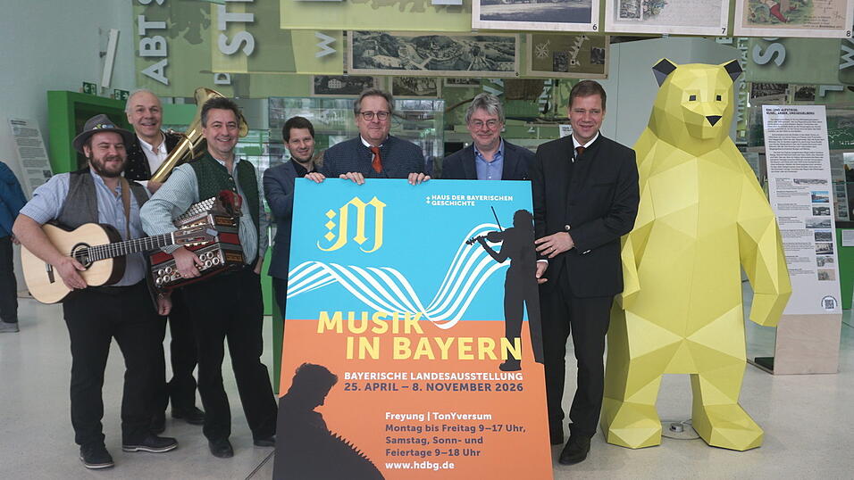 Musiker der &bdquo;Anlass Musi&ldquo; (von links), Marc Spohr, Richard Loibl und Peter Wolf vom HdBG sowie der B&uuml;rgermeister von Freyung Olaf Heinrich.