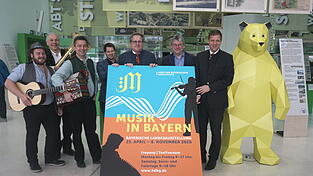 Musiker der „Anlass Musi“ (von links), Marc Spohr, Richard Loibl und Peter Wolf vom HdBG sowie der Bürgermeister von Freyung Olaf Heinrich. Musiker der „Anlass Musi“ (von links), Marc Spohr, Richard Loibl und Peter Wolf vom HdBG sowie der Bürgermeister von Freyung Olaf Heinrich.