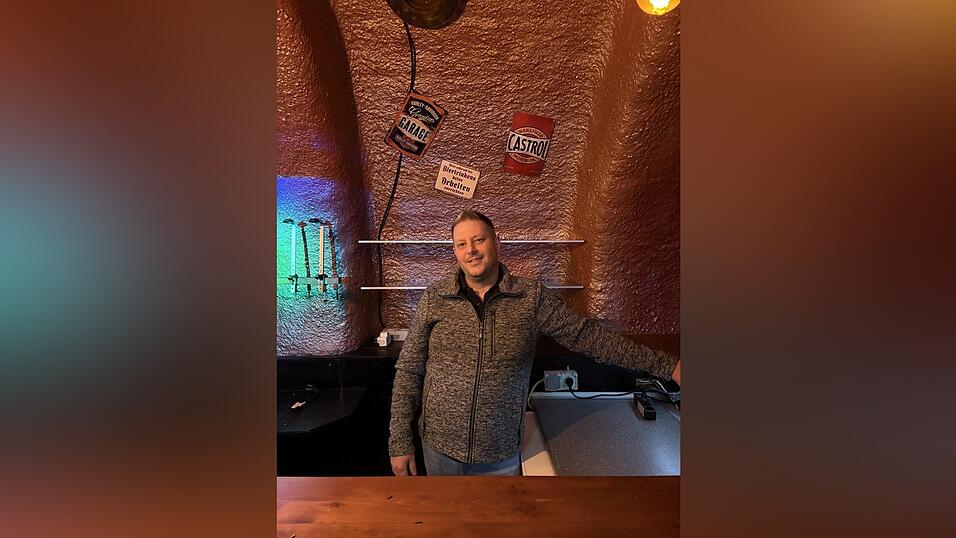 Matthias Schwägerl hat als neuer Pächter schon Pläne für die Zukunft der Kneipe. Sein Ziel ist es aber vor allem, einen Ort zu schaffen, an den die Menschen gerne kommen. Matthias Schwägerl hat als neuer Pächter schon Pläne für die Zukunft der Kneipe. Sein Ziel ist es aber vor allem, einen Ort zu schaffen, an den die Menschen gerne kommen.