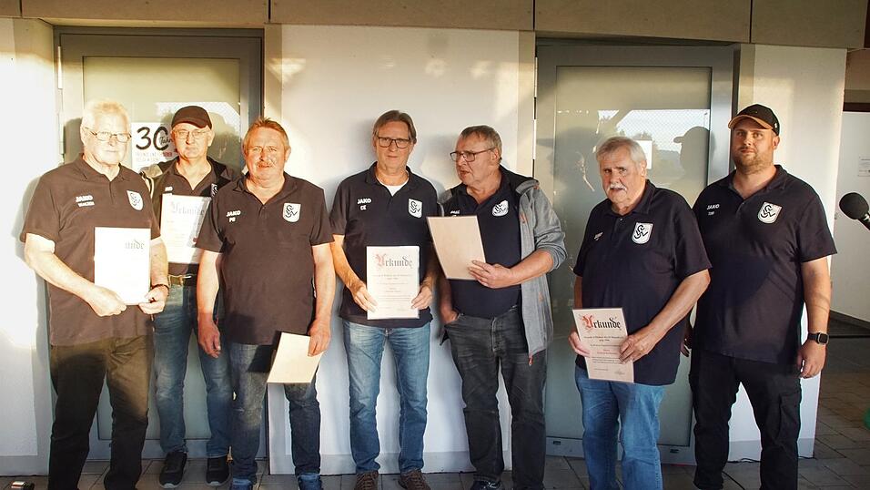 &Uuml;ber eine Auszeichnung freuten sich diese anwesenden Gr&uuml;ndungsmitglieder. Von links: Walter Chrzasciel, Alexander Lermer, Peter Buchhauser, Christian Ederer, Werner Buchhauser, Gr&uuml;ndungsvorsitzender Gerhard Buchhauser und der aktuelle Vorsitzende Tobias Buchhauser.